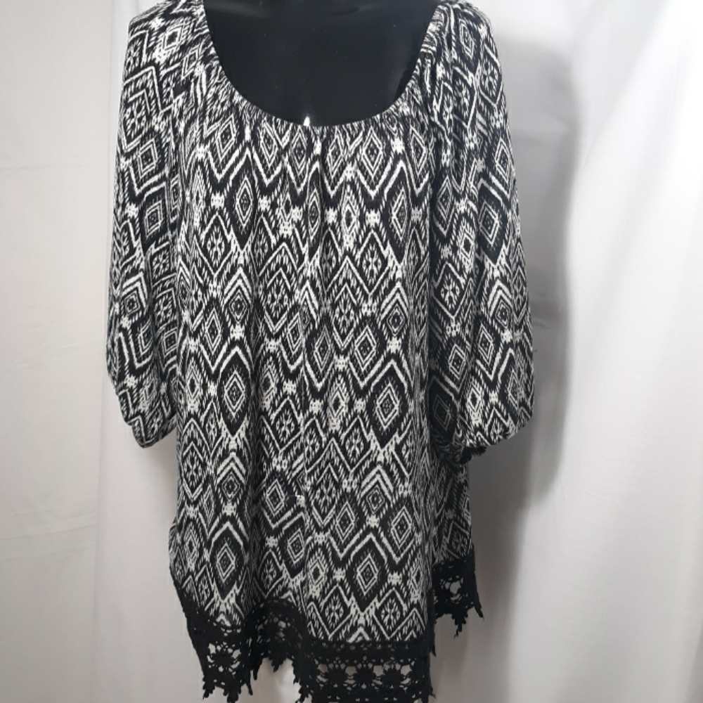 Bobeau B&W tunic (2X)